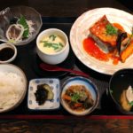 井原駅から徒歩4分!海鮮料理の店 魚家 のお昼は、限定ランチと海鮮丼が大人気!開店前には並ぶことも!!