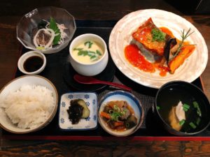 井原駅から徒歩4分!海鮮料理の店 魚家 のお昼は、限定ランチと海鮮丼が大人気!開店前には並ぶことも!!
