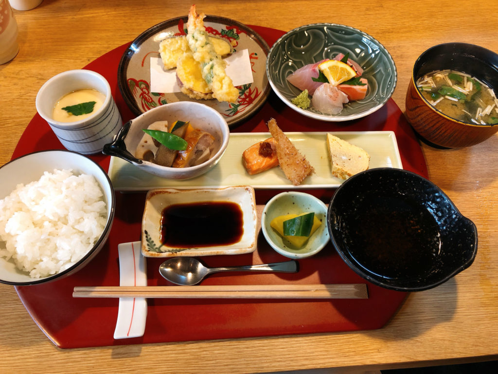 岡山市東区平島 和食の 味家山崎のサービス膳は 刺身に天ぷら 煮物に茶わん蒸し 全てに大満足 食道楽の岡山ランチ