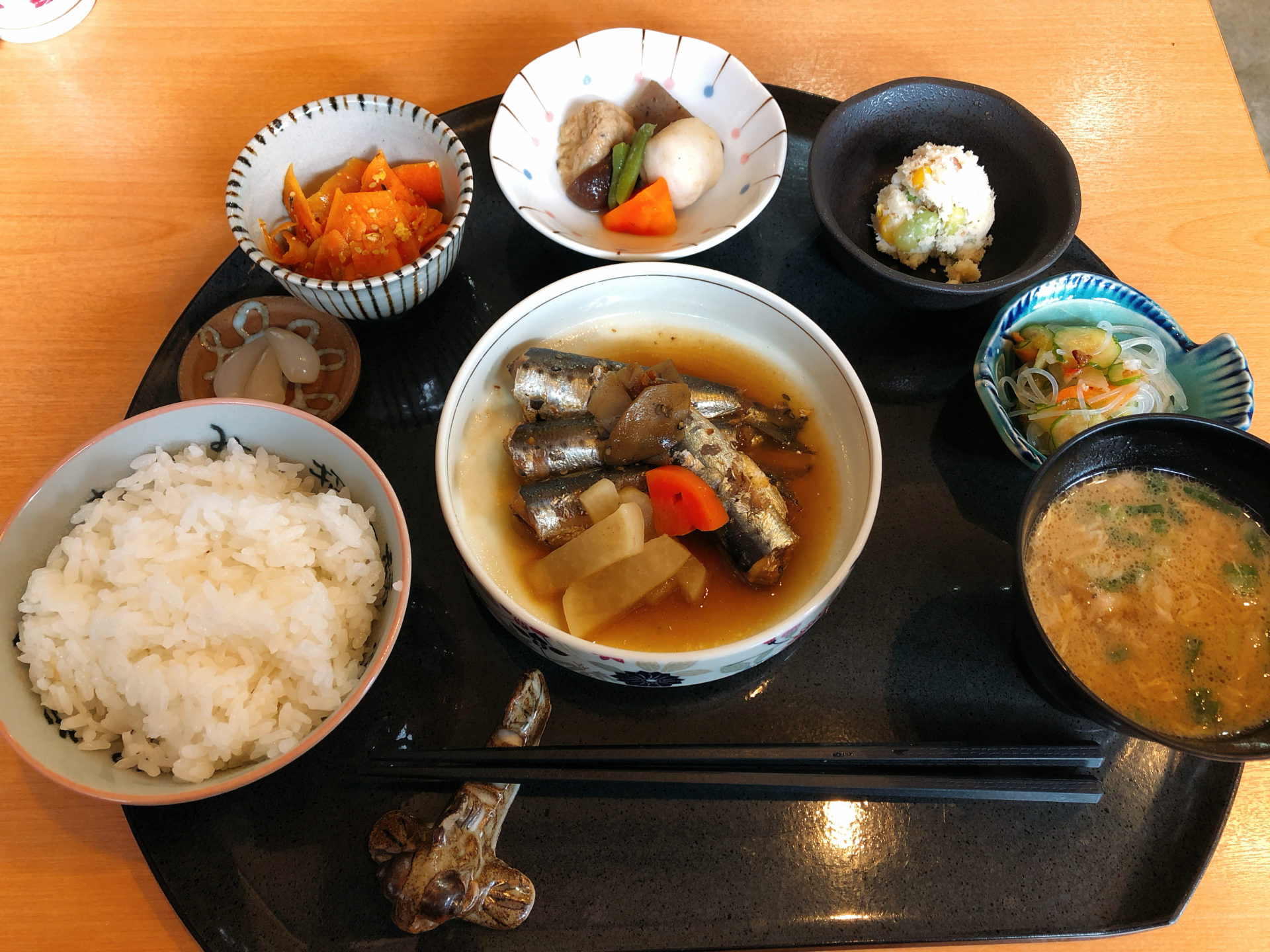 東岡山駅から徒歩4分　あんぽんたんカフェ えつぼ で5種類のランチの中から、＜笑い＞の魚を選択！