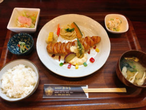 備前一宮駅のすぐ近く カフェ「自然食材おはな」の、人気No.1メニューのえびカツセットは、脇役も実は主役級だった!?