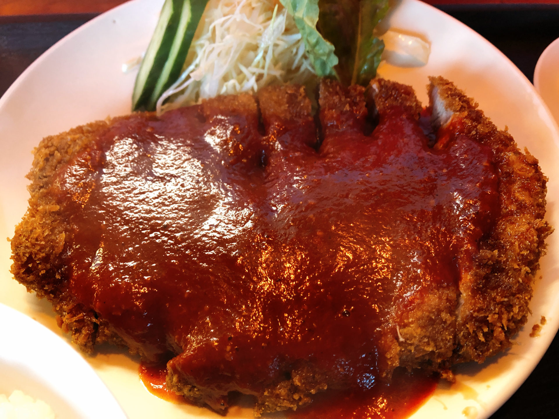 津山市佐良山駅から車で10分　食堂 田吾作の、一番人気と思われるトンカツ定食は、肉もソースも個性的だった