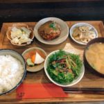 城下公会堂は、路面電車 城下駅からすぐ!お昼はレトロな店内で食べる、旬の野菜が盛りだくさんの週替わりランチがおススメ!