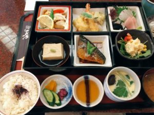 岡山市南区　海鮮料理の 寿し茶屋 とっとんめ のランチは、松華堂御膳とサービス定食が人気で、来店時は予約がおススメ！！