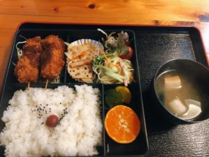 瀬戸内市邑久駅から徒歩10分 洋食も和食もOKの隠れ家的喫茶店 ログキャビンのランチは、肉から魚までメニューが多彩!