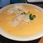 岡山駅から徒歩8分 12月3日オープンしたラーメン店、麺屋はやぶさ岡山店のオマール海老湯は、ビスクを思わせる濃厚スープ