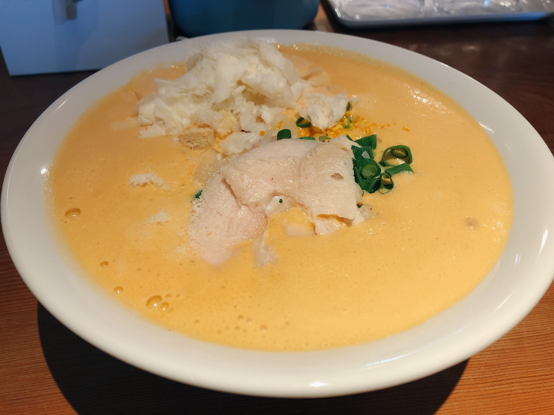 岡山駅から徒歩8分　12月3日オープンしたラーメン店、麺屋はやぶさ岡山店のオマール海老湯は、ビスクを思わせる濃厚スープ