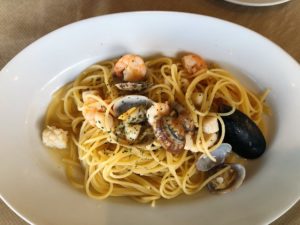 北長瀬駅から車で5分 洋食とケーキの店 ピーズガーデンのランチは3種類で、開店と同時に満席になる人気ぶり!