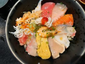 岡山駅から徒歩10分 魚々市(とといち)の海鮮丼が、ランチタイムに驚きのワンコイン500円!新鮮でネタの種類も多い!