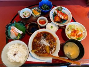 「バイパス青江」から徒歩2分 旬彩 菜の花の日替りランチは開店前から待つ人が!人気の秘密は品数多く味もコスパも良い!