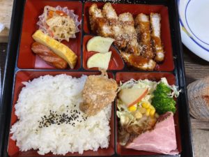 岡山市東区 六助精肉店 たみちゃんのトンカツ よっちゃんの弁当にて600円のトンカツ弁当を頂き、チキンカツとから揚げをテイクアウト