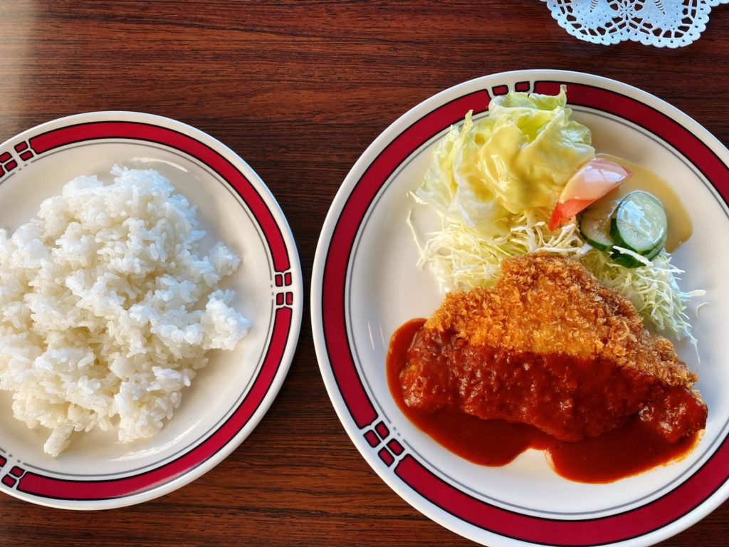 大多羅駅から車で5分 老舗の洋食屋さん グリル トモヒロで サービスランチのポークカツをレトロな雰囲気の中で味わう 食道楽の岡山ランチ