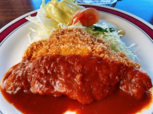 大多羅駅から車で5分 老舗の洋食屋さん グリル トモヒロで、サービスランチのポークカツをレトロな雰囲気の中で味わう