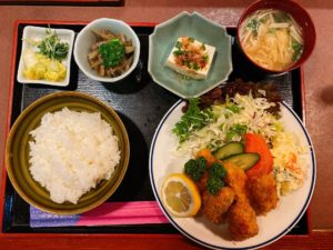 邑久駅から車で2分 居酒屋 彩肴(さき)でカキフライ定食を頂くも、黒豚トンカツ他9種類のランチは毎日通いたくなる