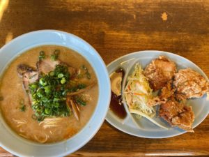 岡山市中区 支那そば 餐休(さんきゅう) 江崎総本店で頂いた、ごま味スープの名物そばとセットの唐揚げはおススメ!