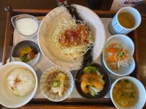 高島駅から車で3分 和風中国飯店 Simple(シンプル)のお昼は日替わりランチのみで、今日のメインは油淋鶏!