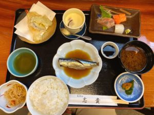 高島駅南口より徒歩5分 和食割烹の店、旬鮮処 志貴で志貴定食に舌鼓!刺身に天ぷら、煮魚等どれも美味しくオススメ!