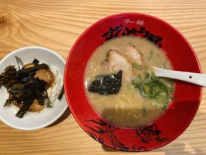 中区のラー麺ずんどう屋 岡山平井店にて、豚骨の元味らーめんと塩チャ丼のセットを細麺で頂く!今だけご飯おかわり無制限!