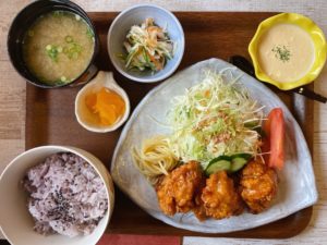 赤磐市 山陽ICから約10分 隠れ家のようなカフェの Coffee 結。 にて初ランチ ボリューミーなチキン南蛮が驚きの税込600円!