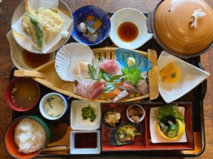 高島駅から車で5分 居食家 エビス水産 高屋店で初ランチするも開店前にまさかの行列!限定の松花堂弁当注文の予定が舟盛り御膳に!
