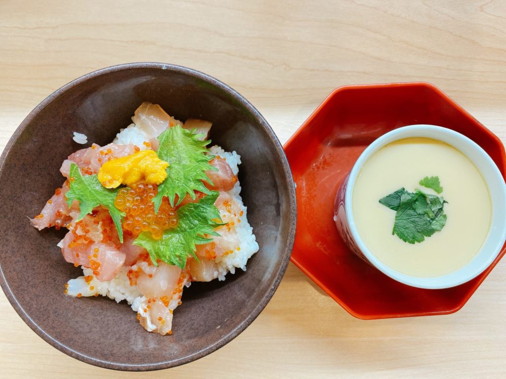 東岡山駅から車で4分 無添くら寿司の海鮮丼が500円で茶碗蒸し付き 天丼に牛カルビ丼もワンコイン500円は超オトク 税別 食道楽の岡山ランチ