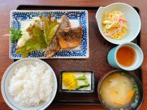岡山駅から徒歩10分 海鮮料理 はまゆうにて初ランチ!刺身が気になるも、日替定食のあじの竜田揚げを頂き、ダイエットチャレンジ終了