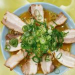 北長瀬駅から車で5分 ラーメン店の小紫が開店と同時に満席!人気を二分する塩と醤油、でもマヨラーメンも根強いファン有!
