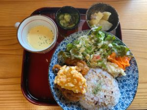 西大寺駅から車で4分の古民家カフェ 神武橋(じんむばし) 日常を忘れる空間で食べる日替わり限定ランチ、チキン南蛮が美味い!
