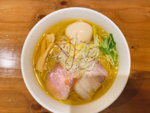 岡山駅から徒歩約15分 麺処 ぐり虎 本店の鶏塩ラーメンの鶏清湯スープが鮮烈!そして「中華蕎麦 とみ田」の特注麺の風味と食感、喉越しも抜群!