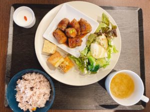 長船駅から徒歩7分 築100年の古民家カフェ明治屋はモーニングと限定ランチが人気ながらも、珈琲の美味しさも一級品!