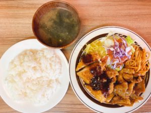 総社駅から車で2分 【洋食の店 ブーン】にて人気のチキンカツと豚ロース焼肉のAランチを頂き、味にも量にも大満足!