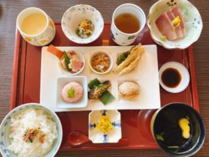 西大寺駅から車で2分 割烹 会席料理【風のレストラン】で頂いた、ランチタイム限定の「風の箱膳」は刺身や煮物、揚げ物等が色々楽しめる