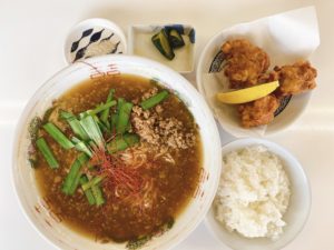 東岡山駅から車で2分 老舗ラーメン店【北京】 定番の中華そば定食と担々麺定食をオーダーして、ラーメンと唐揚げに舌鼓!