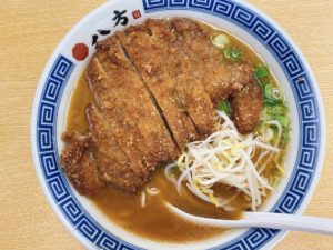 西大寺駅から徒歩6分 岡山市東区で行列のできるラーメン店【八方(はっぽう)】にて、かつそば を頂きスープの美味さに大満足!