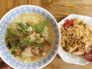 東岡山駅から車で6分【中華そば マルバン 兼基店】で生醤油そばと迷うも、とり塩そばをオーダー!セットのチャーハンは外せない!