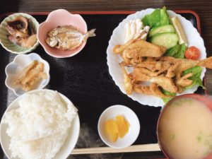 瀬戸内市牛窓町【旬魚定 おばんや 魚魚(とと)】にて「フグ唐あげ定食」を海を眺めながら頂くも「アジひらき定食」が心残り・・・