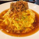 西大寺駅から車で2分【昼飯 居酒屋 三岳屋】にて夏野菜を使った夏季限定チキンカリーと迷うも、角煮オムライスと日替り定食をオーダー