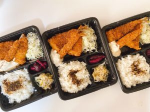 【岡山市南区のテイクアウト】ハピータウン岡南店から車で3分 お食事処 彩織(さおり)の日替りテイクアウト弁当が税別500円!