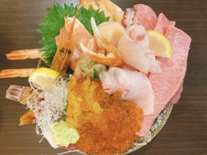 岡山市南区市場の行列のできるお店【味の匠 大名庵】のランチで頂いたのは、特上海鮮丼!大トロの存在感と極上のネタのオンパレードに歓喜!