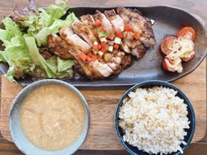 西川原駅から車で3分 マルゴカフェ OHKハウジング店で頂くランチは、ヘルシーで美味しい週替わり定食とジャークチキン定食!