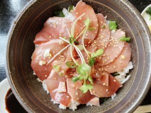 津山駅から車で5分 洋食メインのお店【むぎわらぼうし】を初訪問 豊富なメニューの中から境港直送の本マグロ丼を選択!