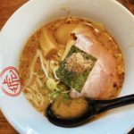 高島駅から車で約5分【博多ラーメン 琥家(こや) 高屋店】にてシロでもアカでもなく、中太麺の魚介豚骨をオーダー!結構イケる!