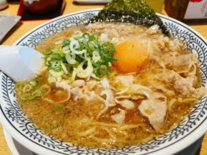 岡山駅西口から車で5分【丸源ラーメン 岡山高柳店】で熟成醤油の肉そばと鉄板玉子チャーハンのランチセットを頂くも、肉そばは4回の味変が楽しめる!
