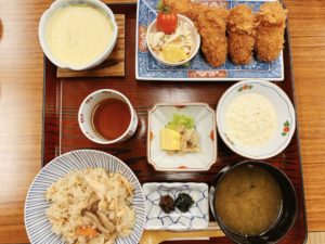 岡山市南区 和食の店【う越新(うおしん)】で食べたランチの、カキフライとエビフライとデザートのごまプリンが美味しかった!