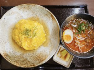西大寺駅から車で5分【中華麺飯 みんみん西大寺店】にてランチは人気ツートップのオムチャーハンと担々麺のセット!