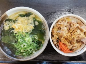 讃岐うどん【桃山亭 岡山平井店】にてランチタイムは肉めしセット!7種類から選べるうどんは「ざる」と迷うも「わかめ」でオーダー