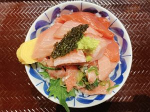 山陽道岡山ICすぐ近く【鮮神丸 エブリイOkanaka津高店】で年末に頂くランチは贅沢本マグロ丼とおススメの魚介を使った海鮮丼!