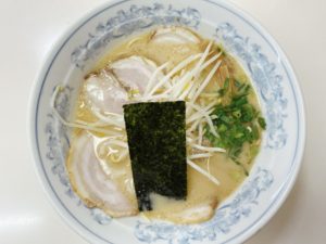 西川原駅から車で5分【浜ラーメン】のラーメンが税込550円のほぼワンコイン!豚骨スープも麺もチャーシューも美味い!
