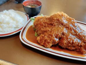 津山総合体育館から徒歩4分 洋食の店【むぎわらぼうし】の2回目訪問のランチはデカ盛りチキンカツに挑戦!美味しくて完食・・・