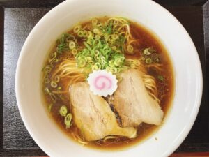 玉野市 宇野駅から徒歩5分 萬福軒のラーメンが個性的で根強い人気!鯛塩と迷うも今月最後の軍鶏のしょうゆラーメンを注文!